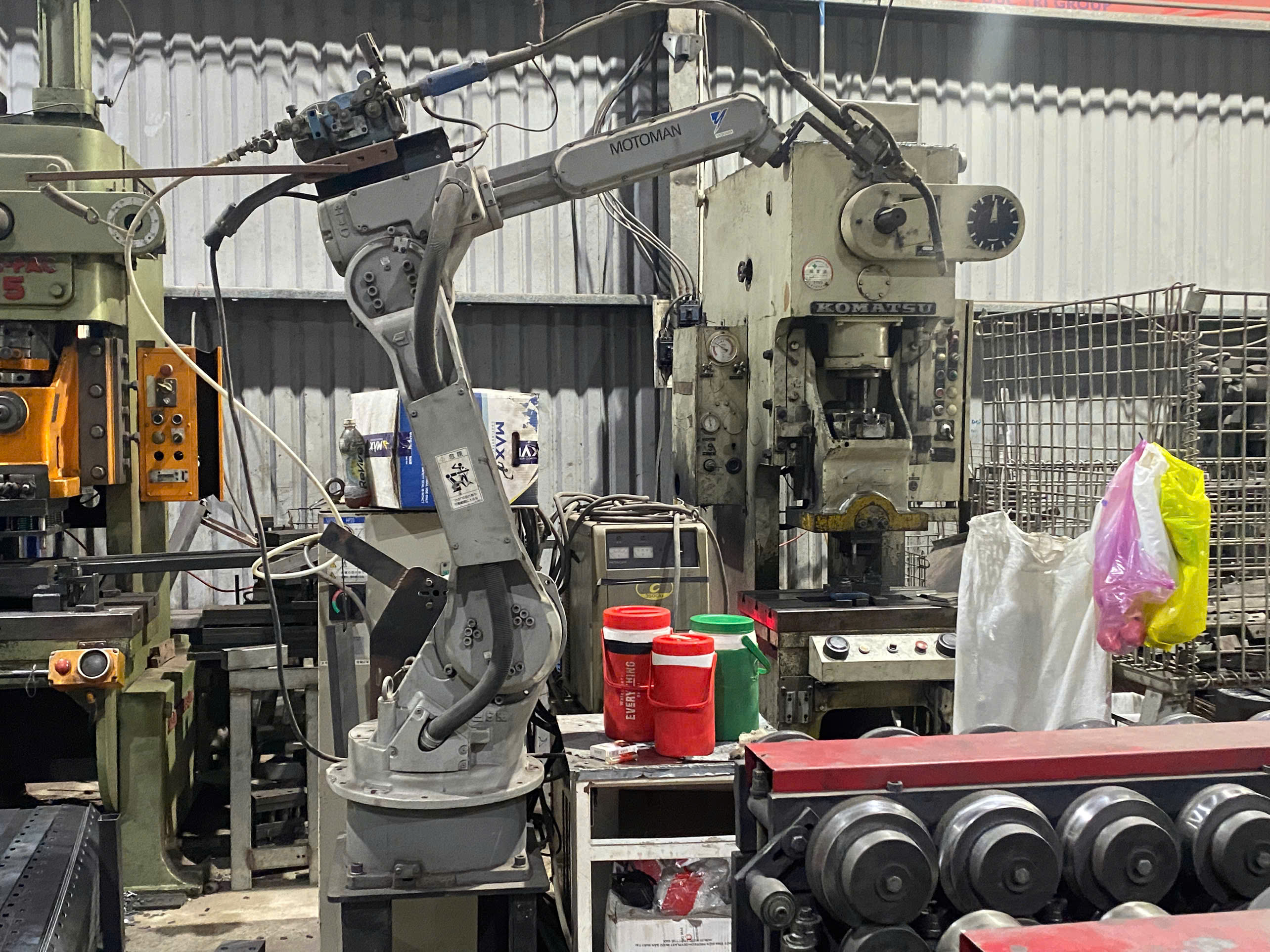 Robot welding machine.jpg